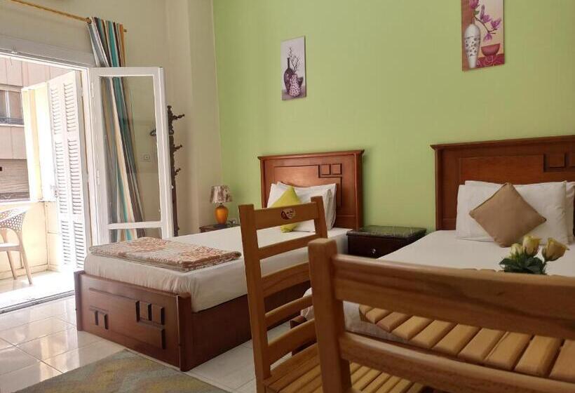 اتاق لوکس با بالکن, Golden Star Hostel