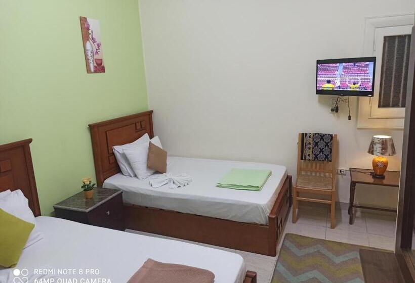 اتاق لوکس با بالکن, Golden Star Hostel