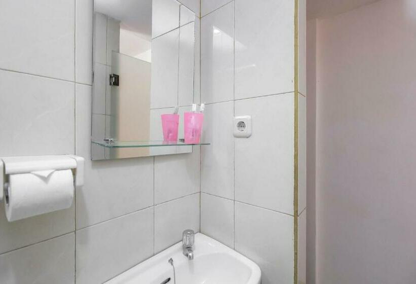 Номер Стандарт, Reddoorz Plus Near Galaxy Bekasi