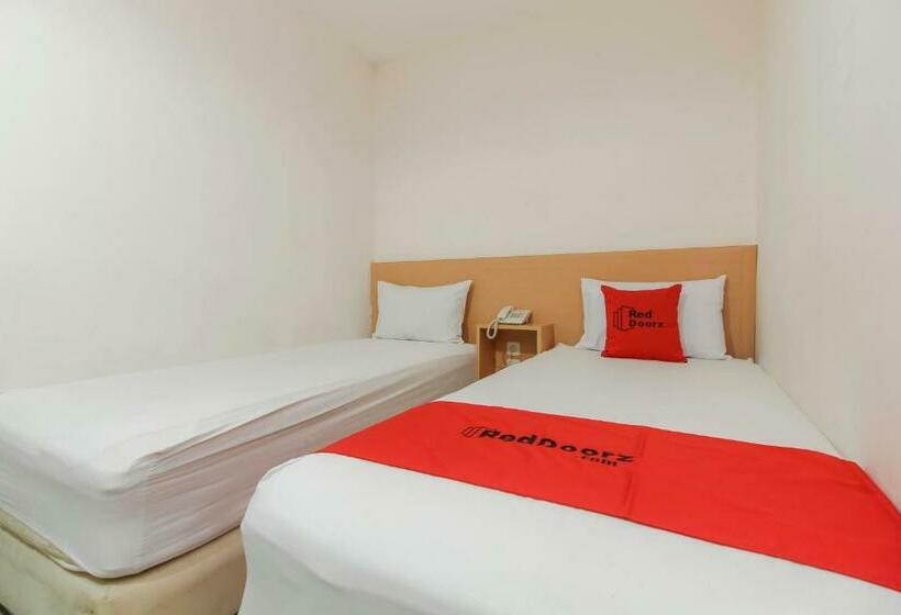 Номер Стандарт, Reddoorz Plus Near Galaxy Bekasi