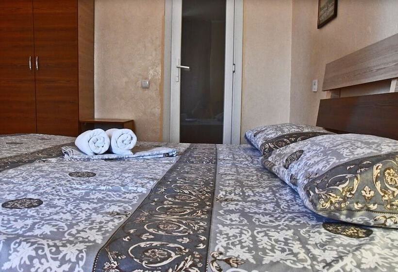 اتاق لوکس با چشم‌انداز دریا, Pivdenna Sofia