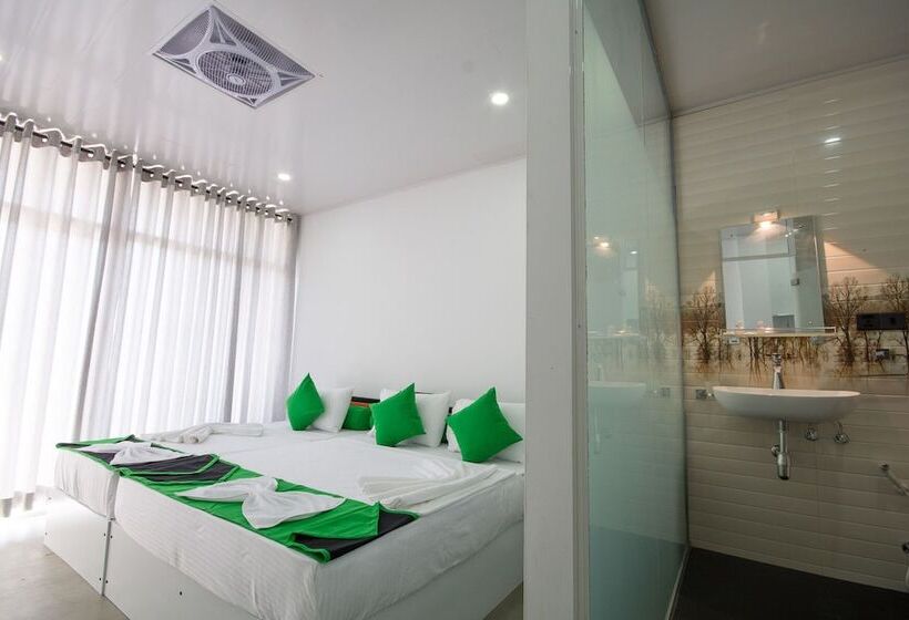Quarto Triplo Estandar, Avora