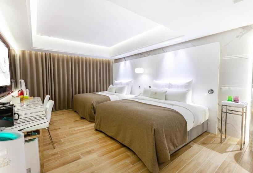 اتاق استاندارد چهار تخته, Chao Motel