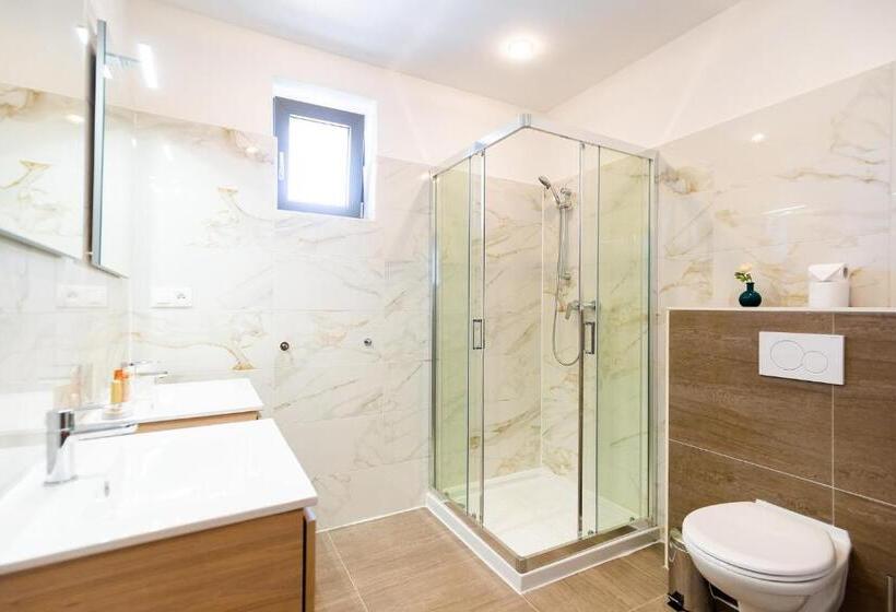 غرفة عائلية, Villa La Via