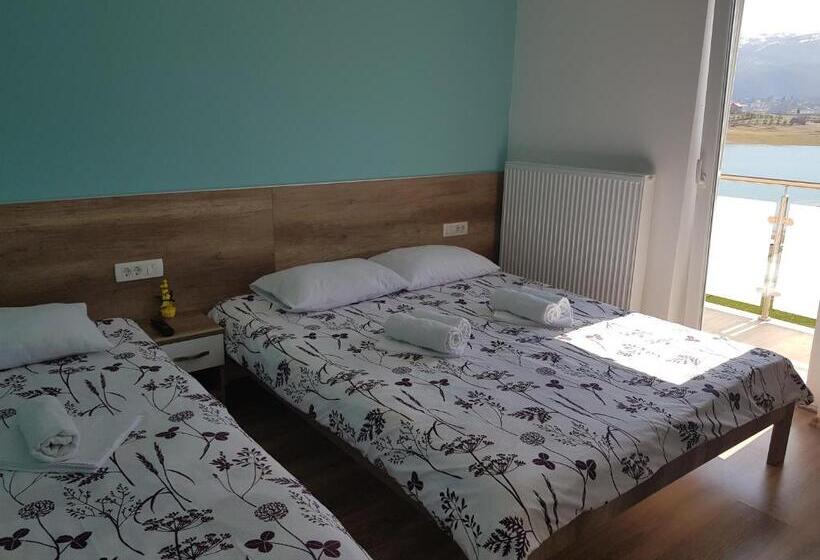اتاق لوکس با چشم‌انداز دریاچه, Mediteran B&b