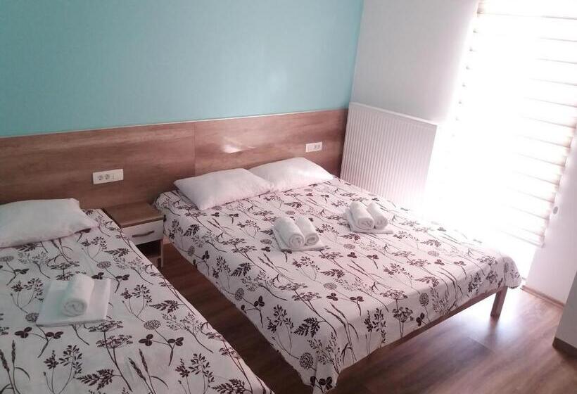 اتاق لوکس با چشم‌انداز دریاچه, Mediteran B&b