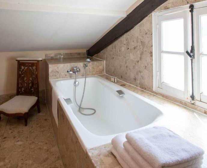 Номер Deluxe, Les Pierres De Chevreuse