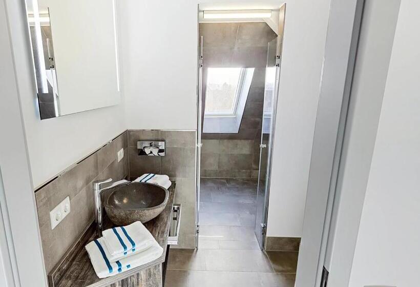 수피리어 스위트, Boardinghouse Emden