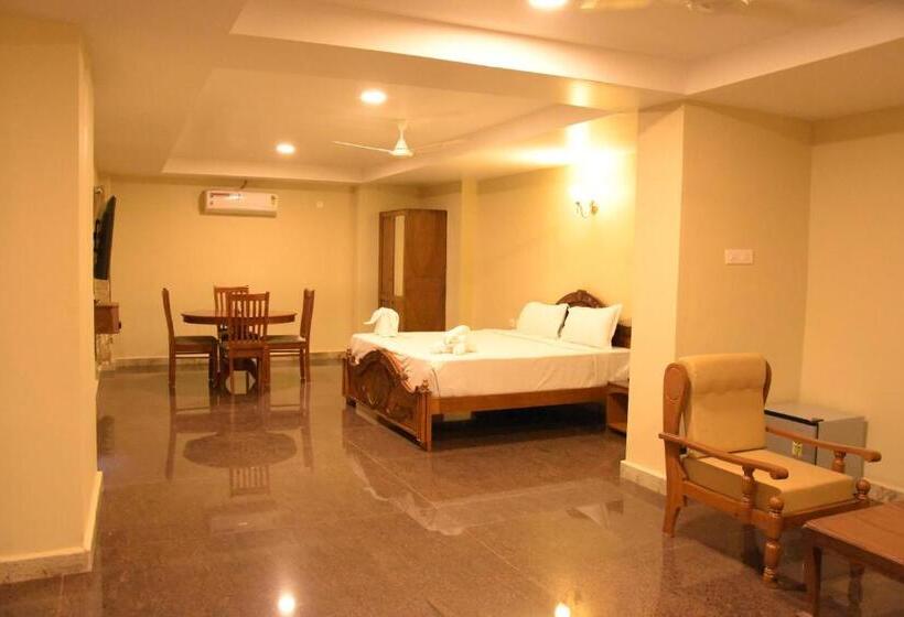 Люкс, Poppys Tower Tiruppur
