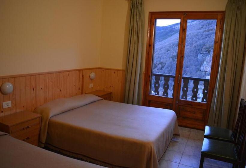 Номер Стандарт Трехместный, Hostal La Neu