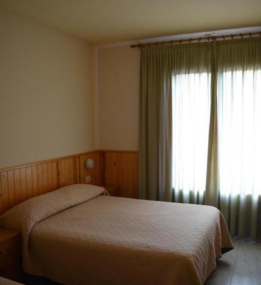 Номер Стандарт Трехместный, Hostal La Neu
