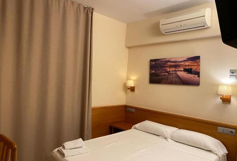 Номер Стандарт Совместная Ванная, Hostal Galicia Cardedeu
