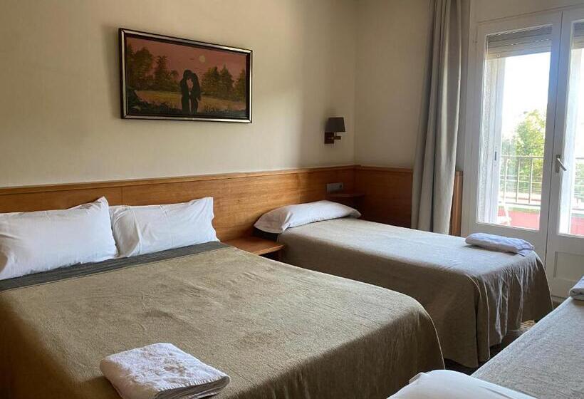 Семейный Номер Совместный Санузел, Hostal Galicia Cardedeu