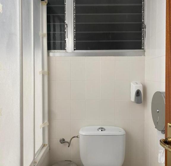 Семейный Номер Совместный Санузел, Hostal Galicia Cardedeu