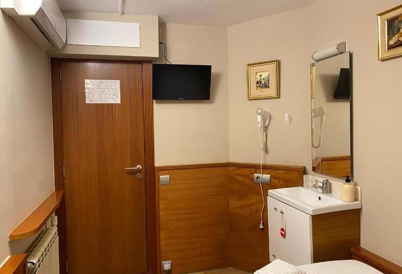 Семейный Номер Совместный Санузел, Hostal Galicia Cardedeu
