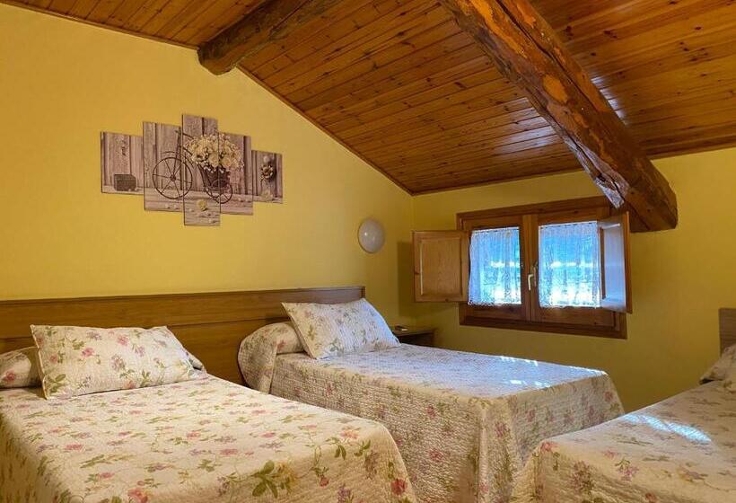 Номер Стандарт Трехместный, Hostal Can Josep