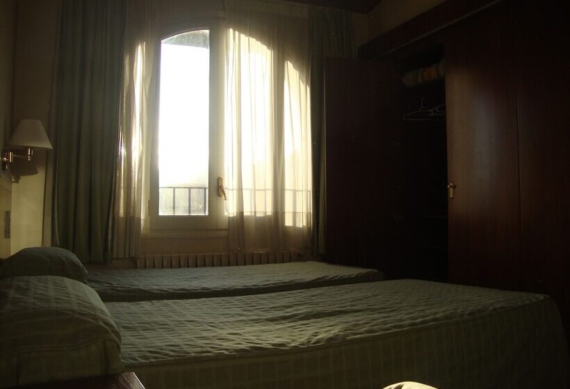 스탠다드 트리플 룸, Hostal Victor