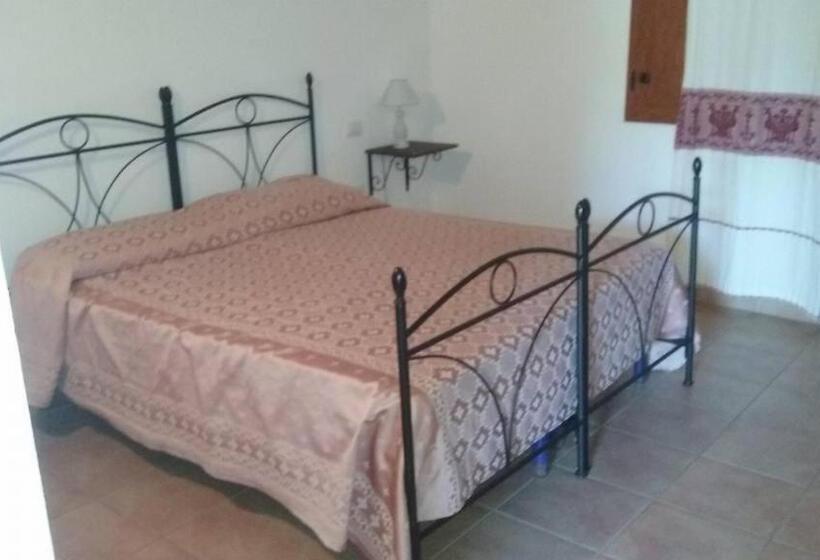اتاق لوکس با چشم‌انداز باغ, Agriturismo Santu Marcialis
