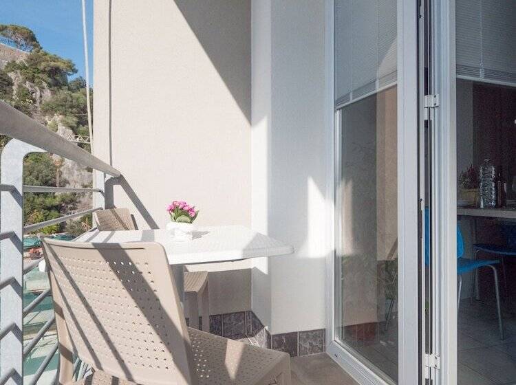 آپارتمان 1 خوابه با چشم‌انداز جانبی دریا, Residence San Valentino