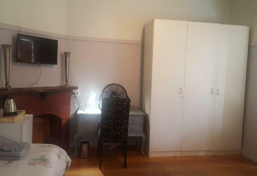 اتاق استاندارد سه نفره, Pretoria Inn
