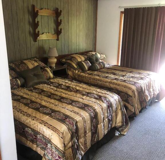Номер Стандарт Вид на Бассейн, Michael Dee's Motel