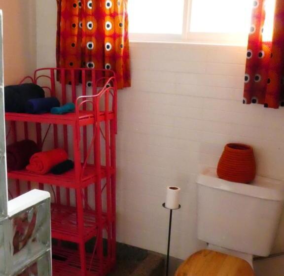 اتاق خانوادگی, Pineapple Guest House Entebbe