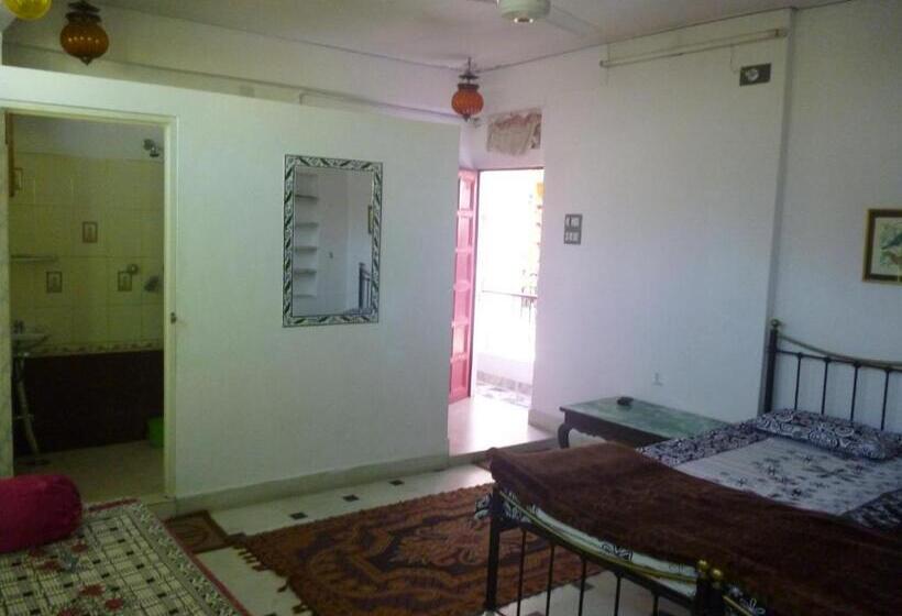 Quarto Familiar, Nukkad Guest House