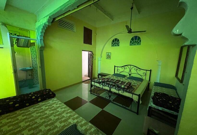 Quarto Familiar, Nukkad Guest House