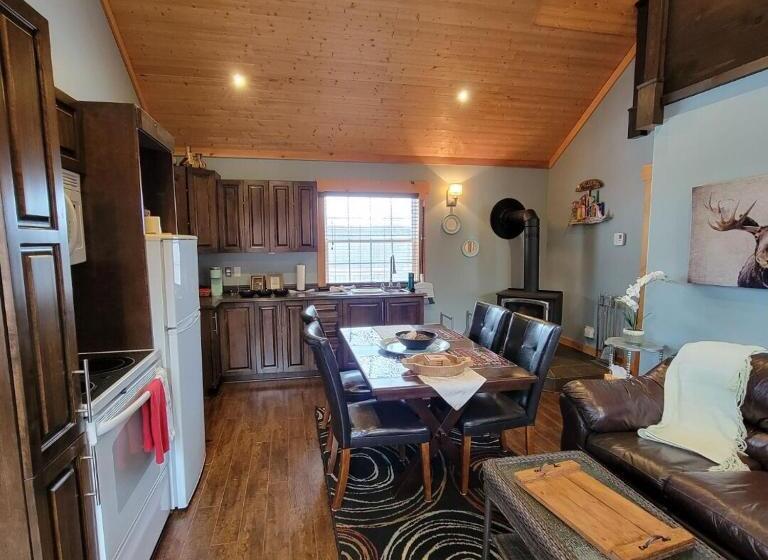 جناح عائلي, The Deer Lake Loft