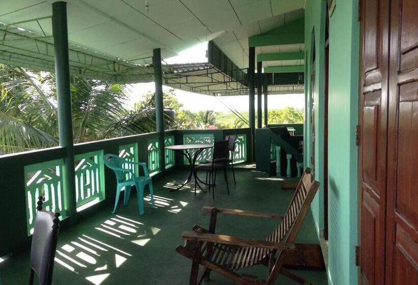 Трехместный Номер Стандарт с Балконом, Lagoon Inn