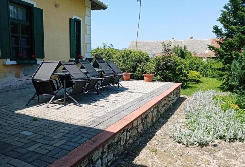 Quarto Triplo Estandar, Véndektanya Vendégház