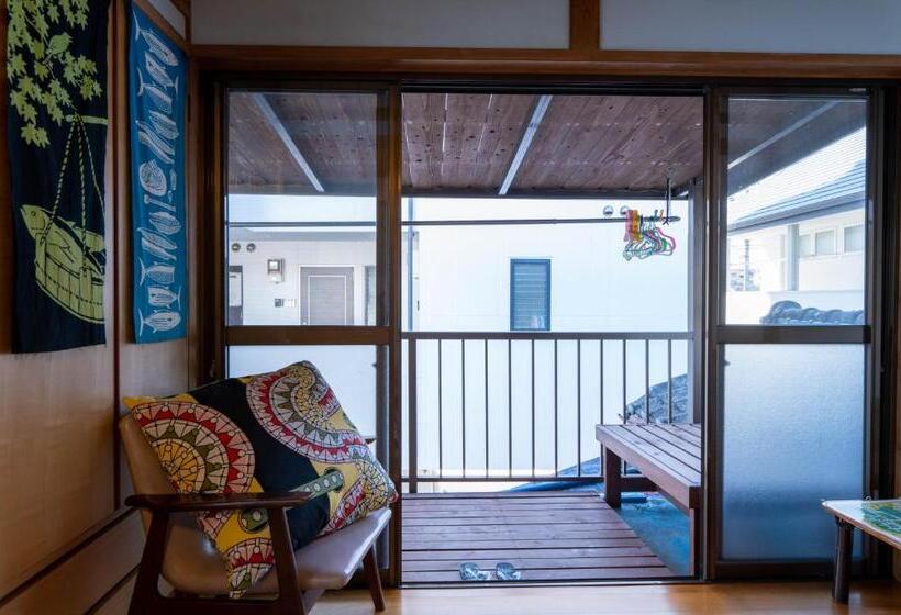 Трехместный Номер Стандарт с Балконом, Katsuo Guest House