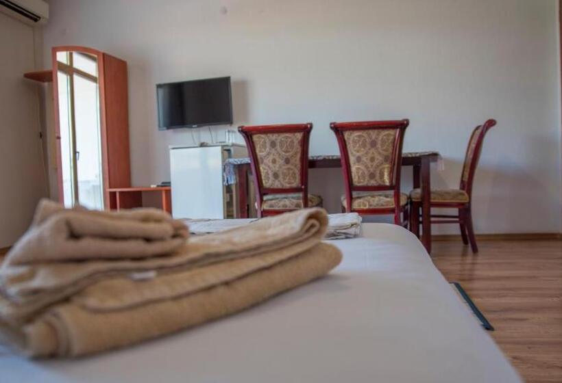 Номер Стандарт Трехместный, Guest House Grozdan
