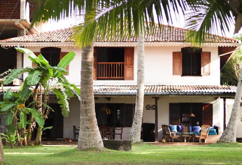 Deluxe Room, Galawatta Beach Resort