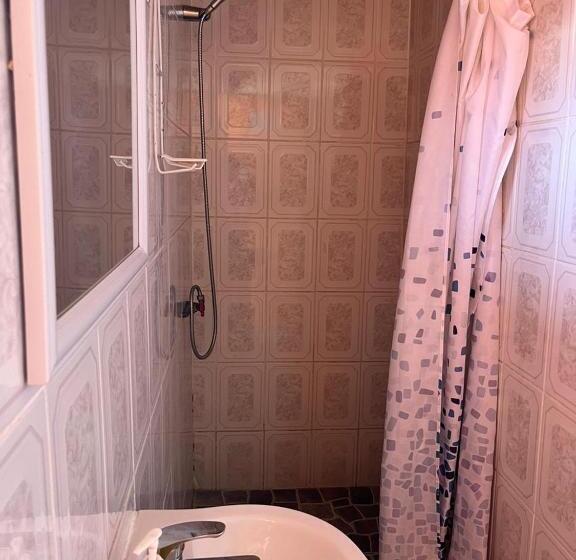 اتاق استاندارد چهارنفره با چشم‌انداز باغ, Hostal Tuyasto
