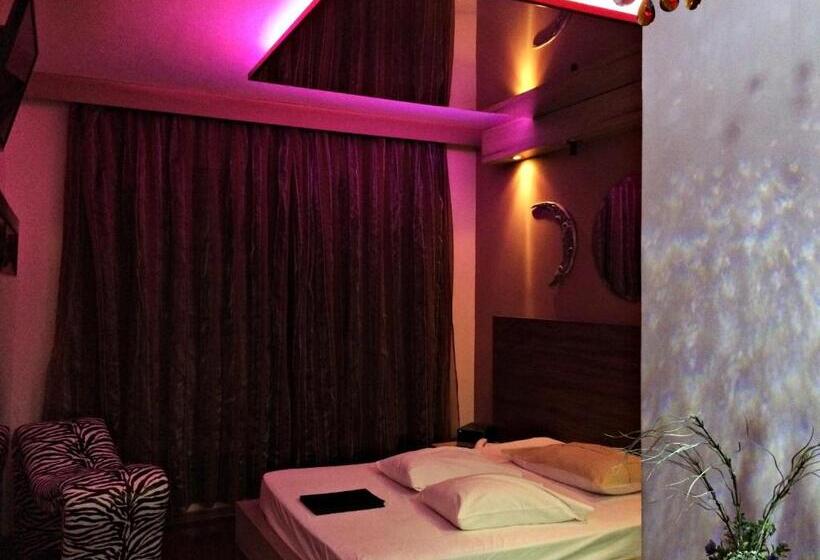 غرفة قياسية مزوَّدة بجاكوزي, Rainbow Motel