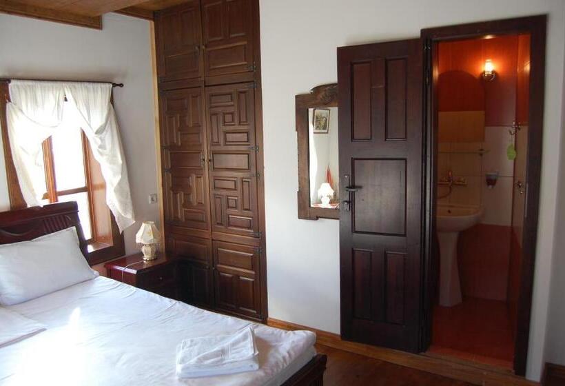 Четырехместный Номер Стандарт с Балконом, Kazasovata Guest House