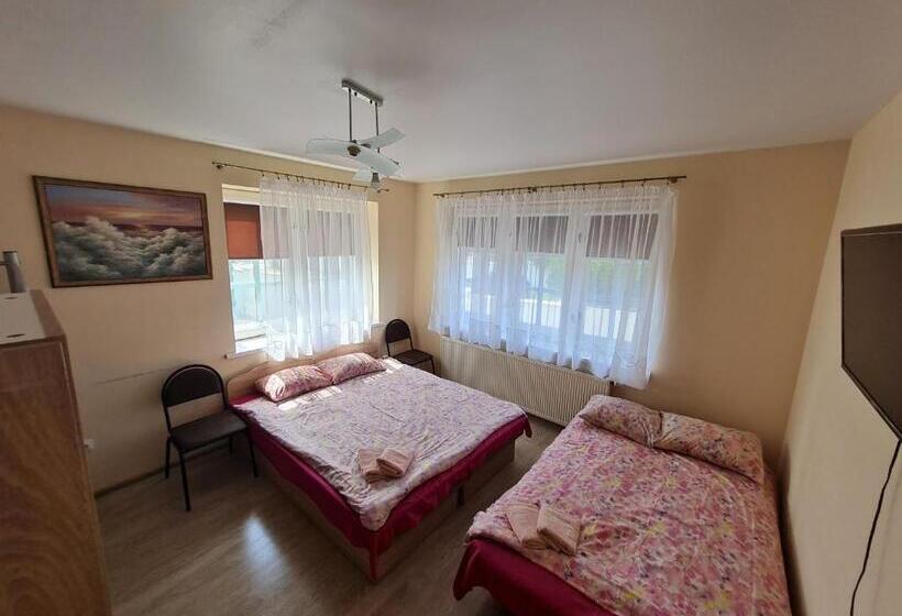 패밀리 룸, Little Amber Apartments