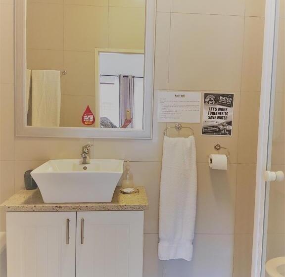 스탠다드 룸 주방구비, Sir Roys Guest House