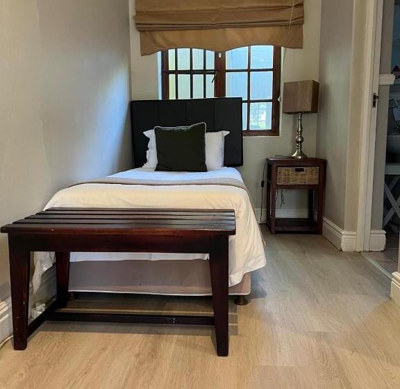 스탠다드 룸 풀장 전망, Sir Roys Guest House