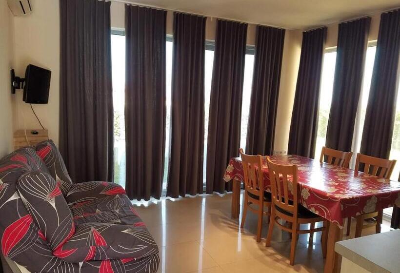 2 Bedroom Apartment With Garden, Seagarden Villa Resort