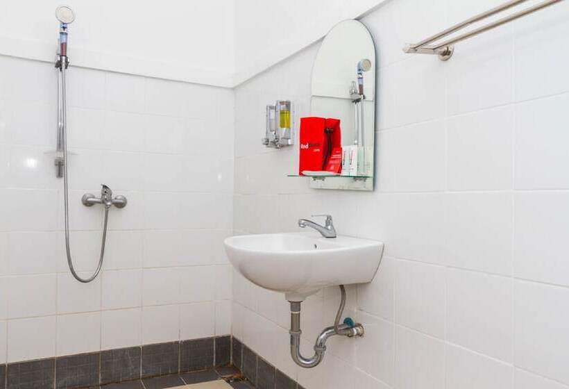 Номер Economy, Reddoorz Plus Near Sukajadi 2