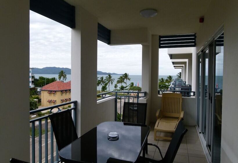 스탠다드 스튜디오, Madison Ocean Breeze Apartments