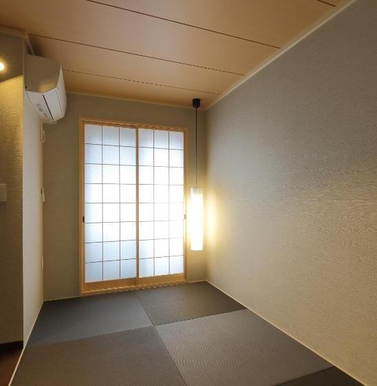 Quarto Estandar Individual, Karasuma Rokujo