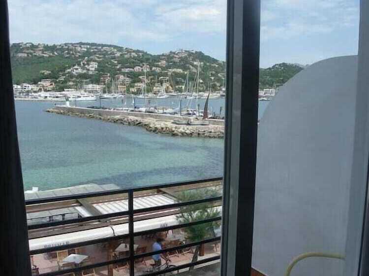 اتاق استاندارد با بالکن و چشم‌انداز دریا, Brismar