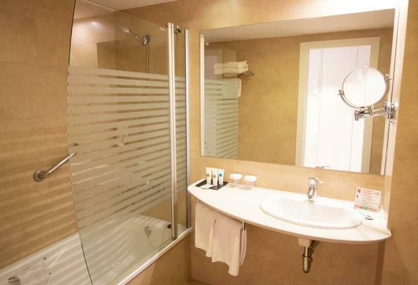 اتاق استاندارد سه تخته با چشم‌انداز استخر, Golden Taurus Aquapark Resort