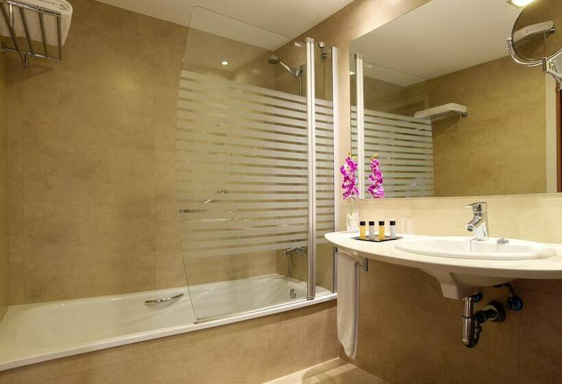 اتاق استاندارد سه تخته با چشم‌انداز استخر, Golden Taurus Aquapark Resort