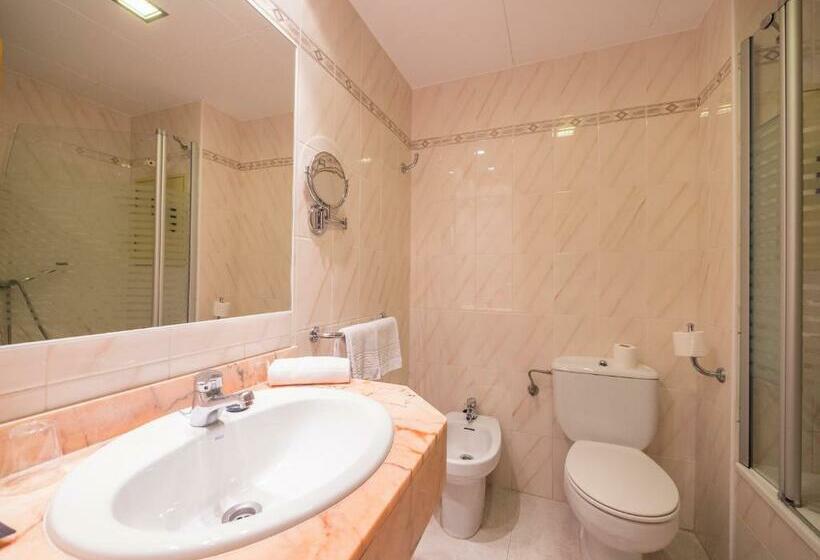 اتاق خانوادگی با چشم‌انداز استخر, Golden Taurus Aquapark Resort