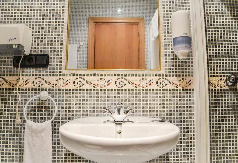 Четырехместный Номер Стандарт, Café Bar Hotel Jefi
