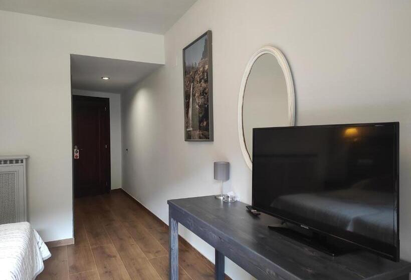 Номер Стандарт с Балконом, Snö Hotel Bielsa